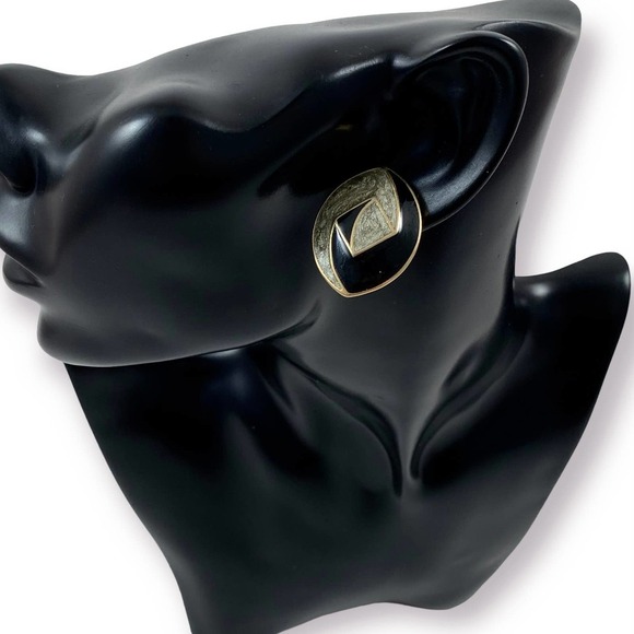 70's TRIFARI signed black and gold enamel geometric earrings - Picture 6 of 11